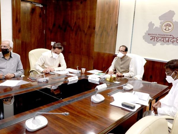 मुख्यमंत्री ने कलेक्टर-कमिश्नर कॉन्फ्रेंस में कहा, कोरोना से बचाव की सावधानियों का कड़ाई से पालन करें, महाराष्ट के लिए आने-जाने वाली बसों के परिवहन पर रोक